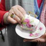 Il pezzo pi� importante di tutti � bianco e dipinto con fiori rosa: si tratta del primo oggetto raccolto da Vitina, quello che ha dato inizio a tutto